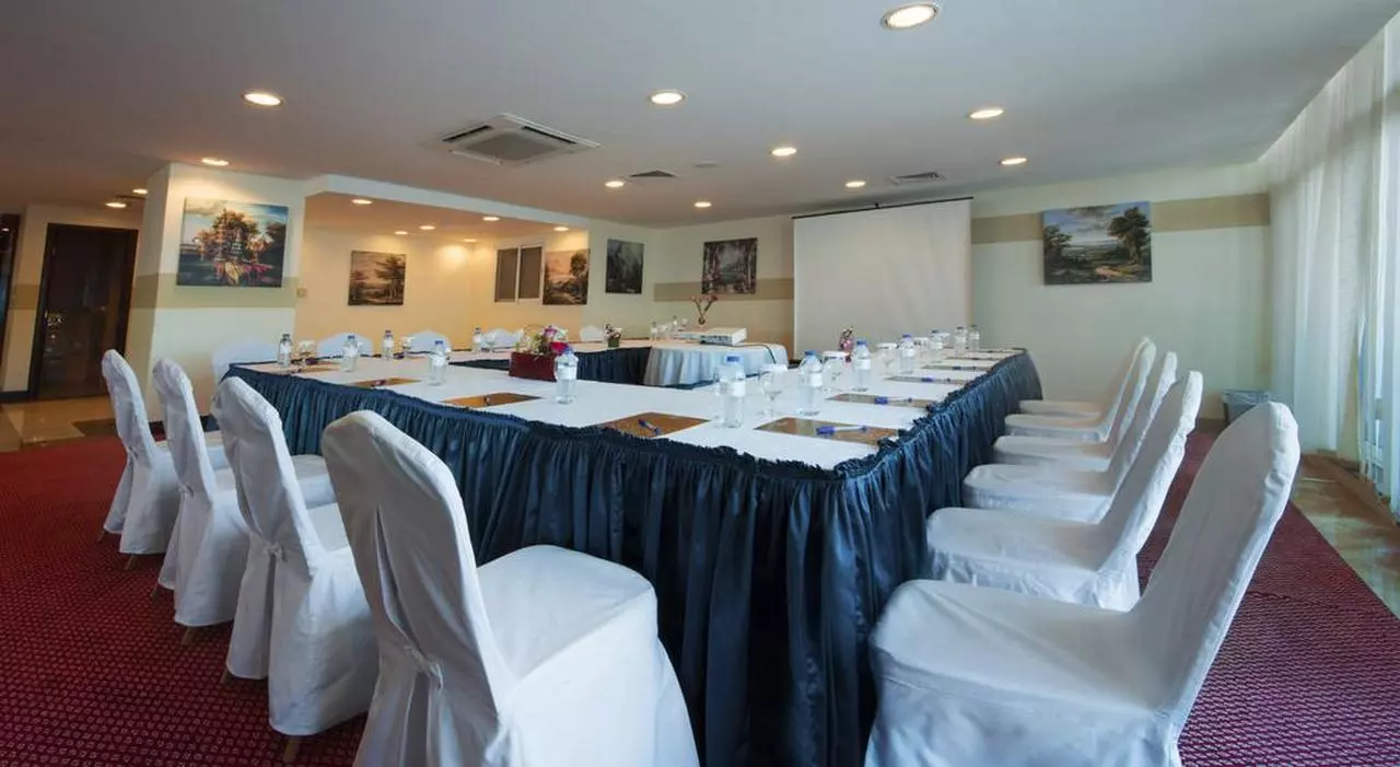 EMIRATRSGRANDAP_SHABAVIZ (6).jpg